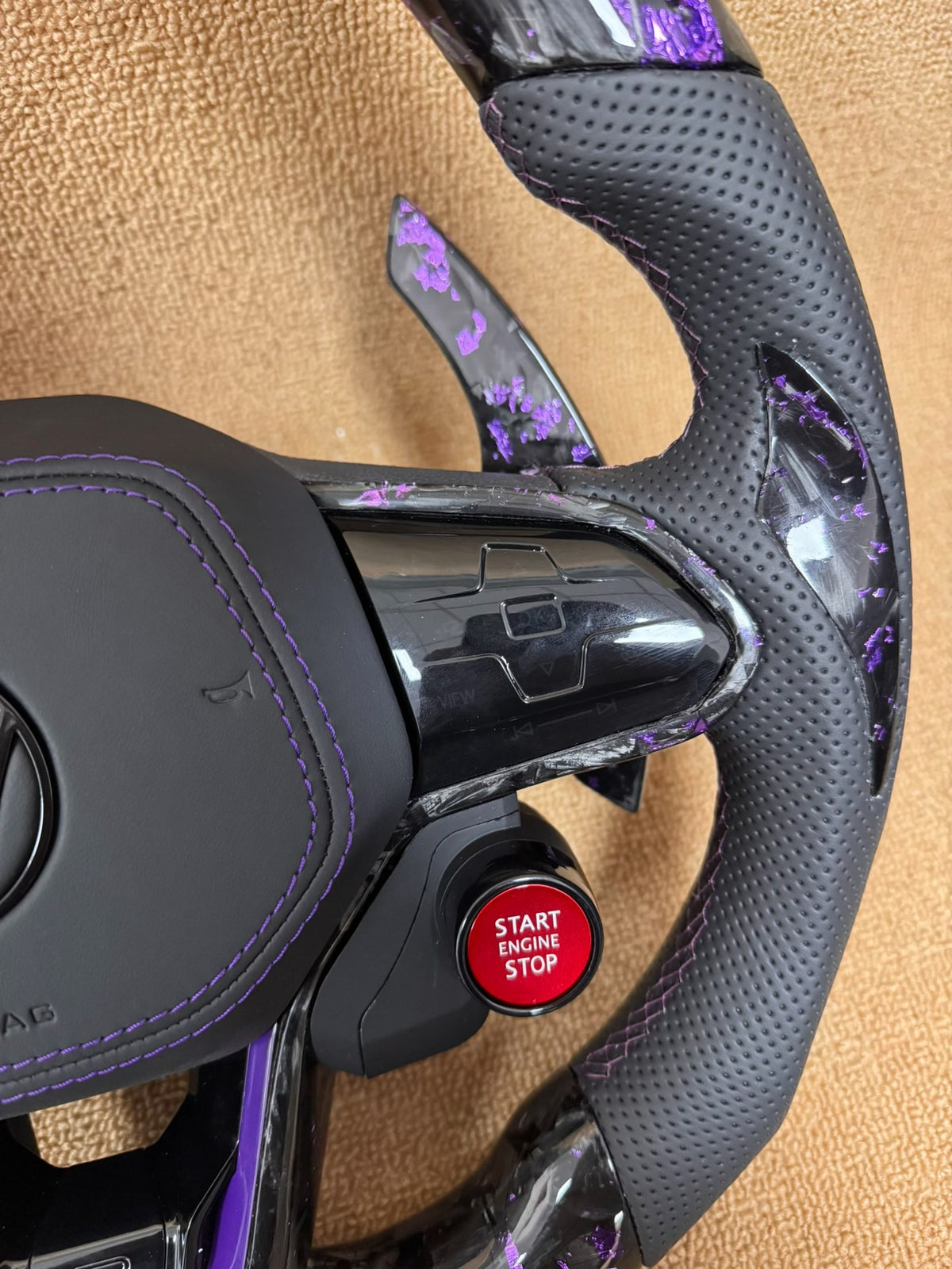 Volante Volkswagen R Performance Personalizado en Carbono Negro y Morado con Levas, Multifunción, Drive Select y Start/Stop