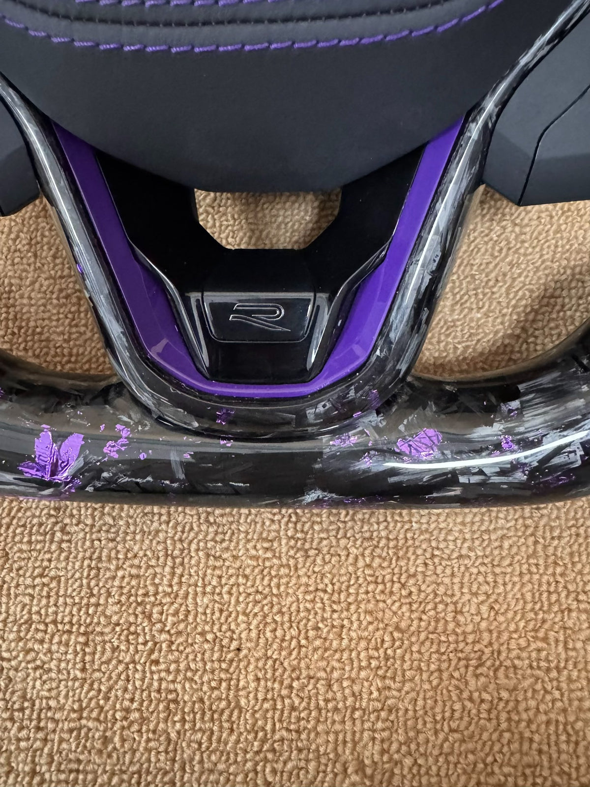 Volante Volkswagen R Performance Personalizado en Carbono Negro y Morado con Levas, Multifunción, Drive Select y Start/Stop