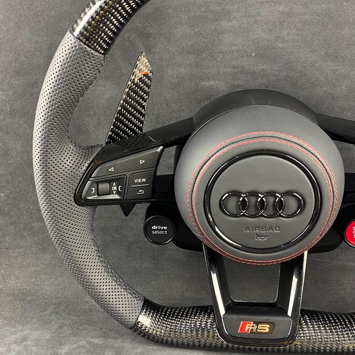 Volante Audi RS Performance en Fibra de Carbono, Cuero Perforado, Levas y Multifunción