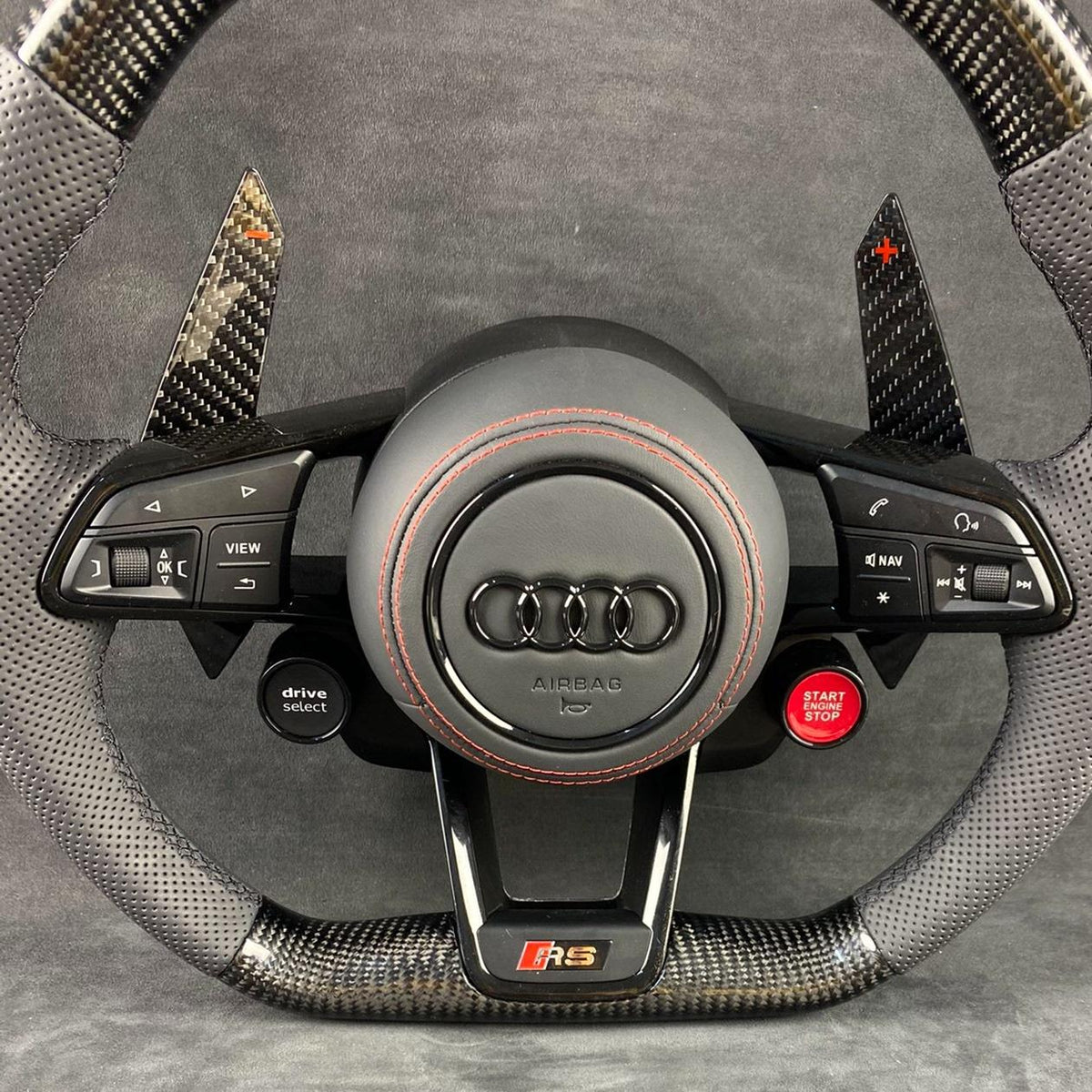 Volante Audi RS Performance en Fibra de Carbono, Cuero Perforado, Levas y Multifunción