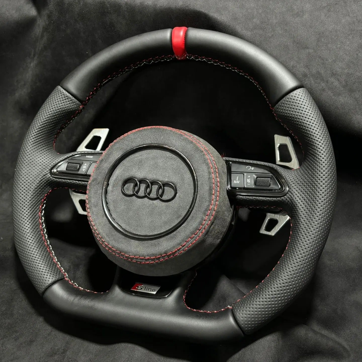Volante Audi S line – Cuero Perforado Costuras Rojas
