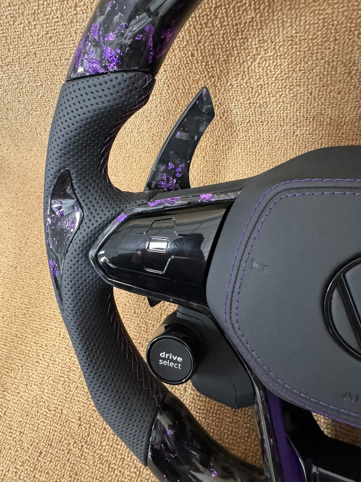 Volante Volkswagen R Performance Personalizado en Carbono Negro y Morado con Levas, Multifunción, Drive Select y Start/Stop