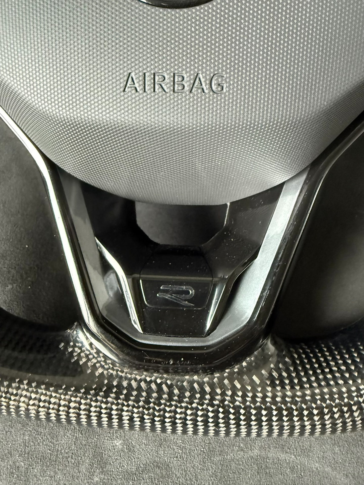 Volante Volkswagen R en Fibra de Carbono y Cuero Perforado con Levas y Multifunción