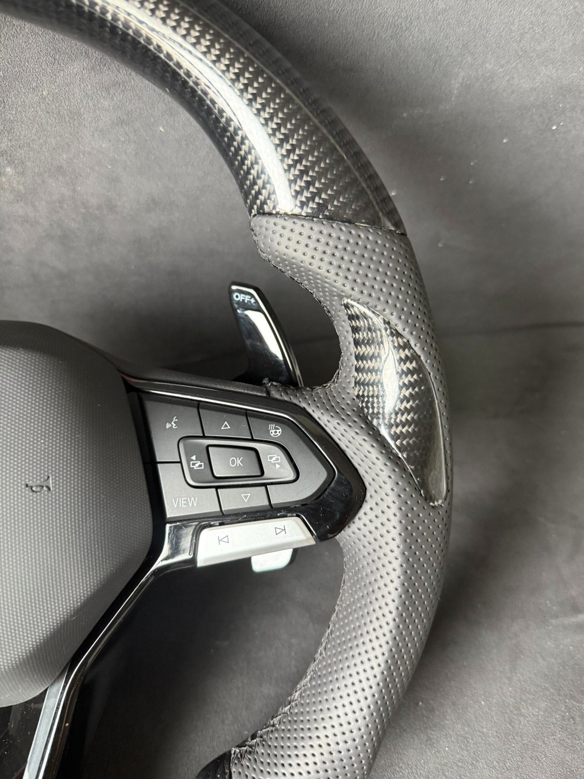 Volante Volkswagen R en Fibra de Carbono y Cuero Perforado con Levas y Multifunción