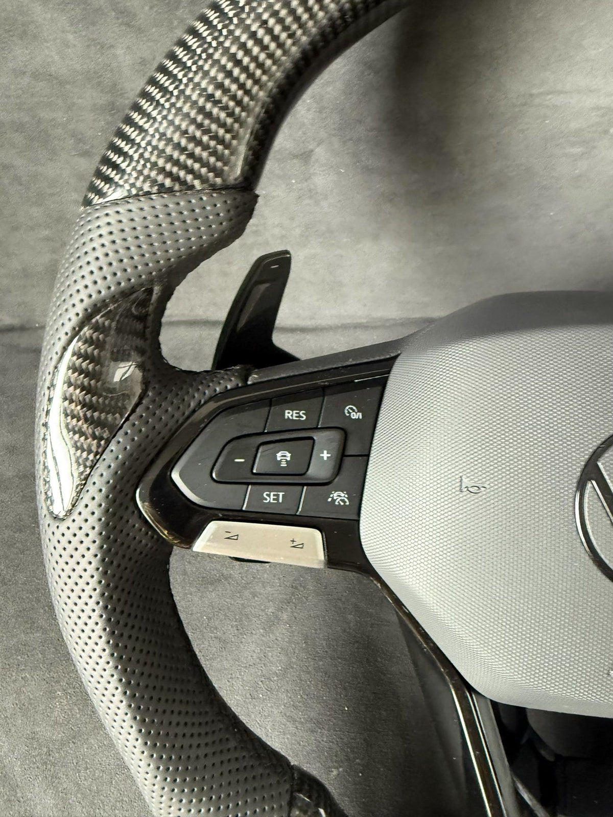 Volante Volkswagen R en Fibra de Carbono y Cuero Perforado con Levas y Multifunción