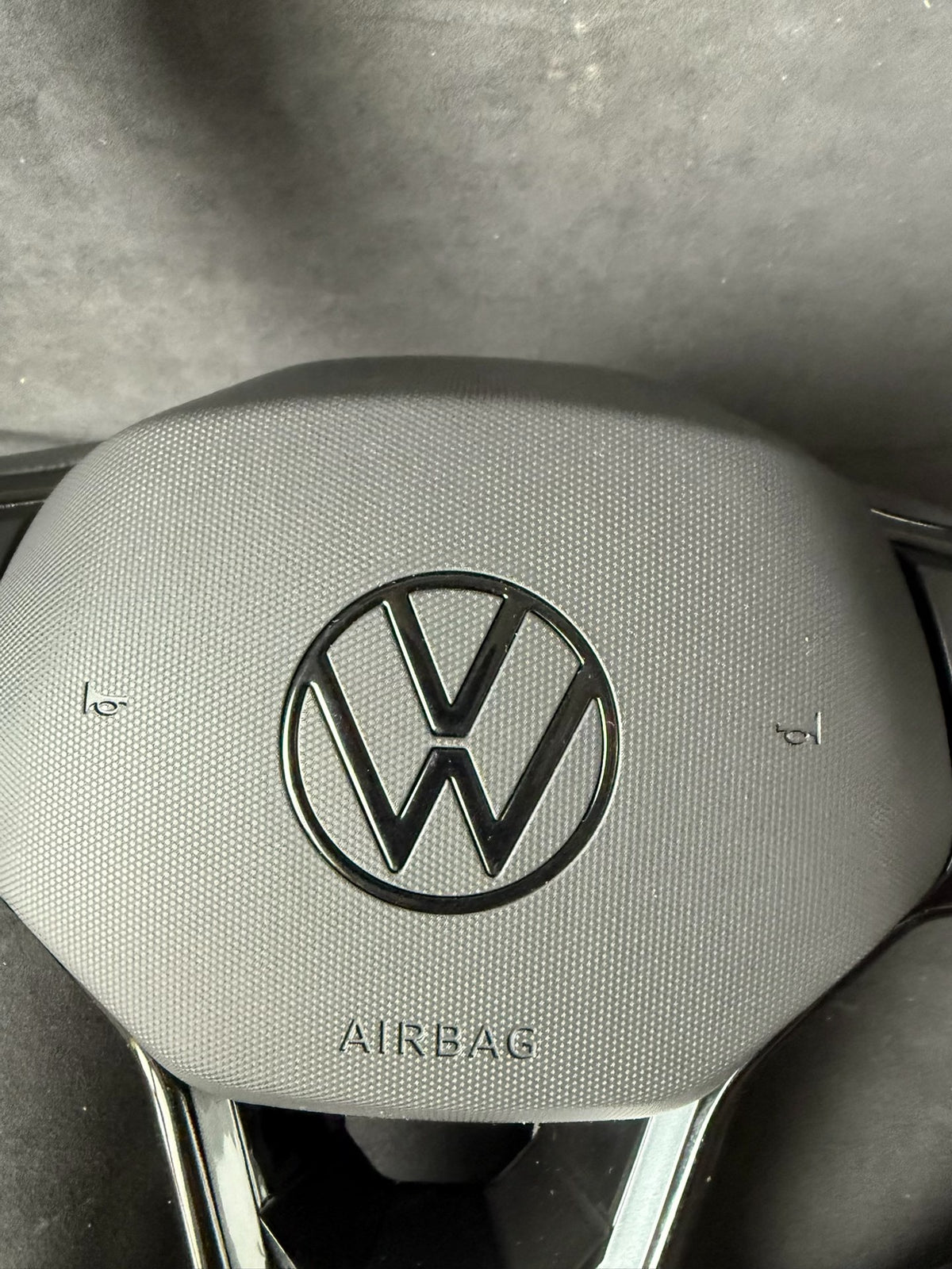 Volante Volkswagen R en Fibra de Carbono y Cuero Perforado con Levas y Multifunción