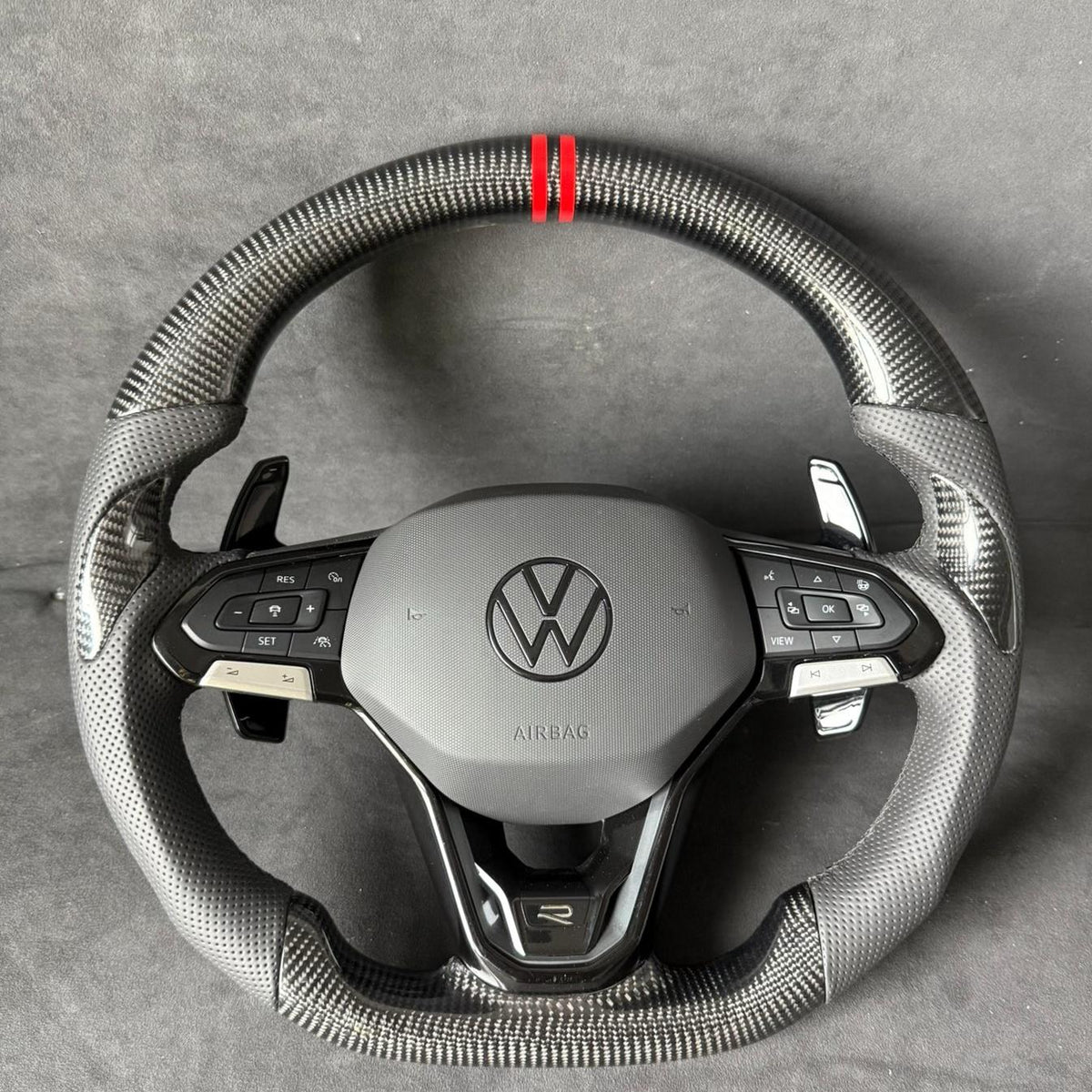 Volante Volkswagen R en Fibra de Carbono y Cuero Perforado con Levas y Multifunción
