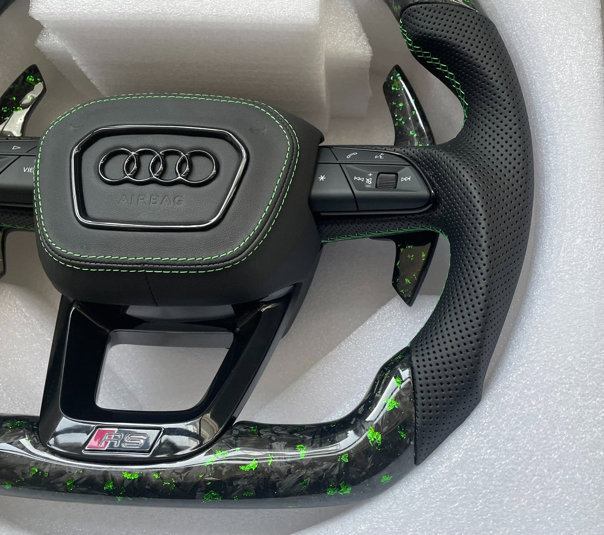 Volante Audi RS Personalizado en Carbono Forjado Verde y Cuero Perforado con Airbag Incluido