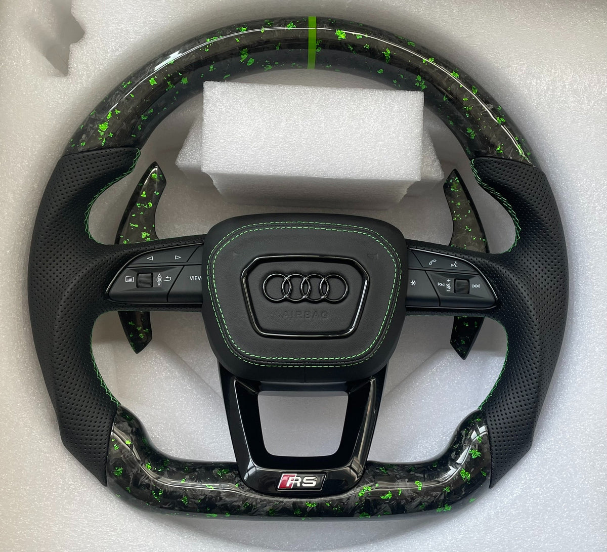 Volante Audi RS Performance en Fibra de Carbono, Cuero Perforado y Costuras Verdes con Levas y Multifunción