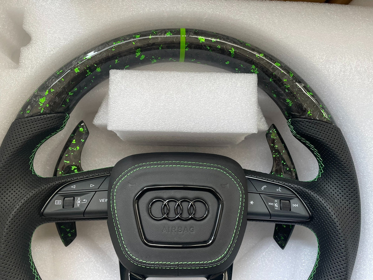 Volante Audi RS Performance en Fibra de Carbono, Cuero Perforado y Costuras Verdes con Levas y Multifunción