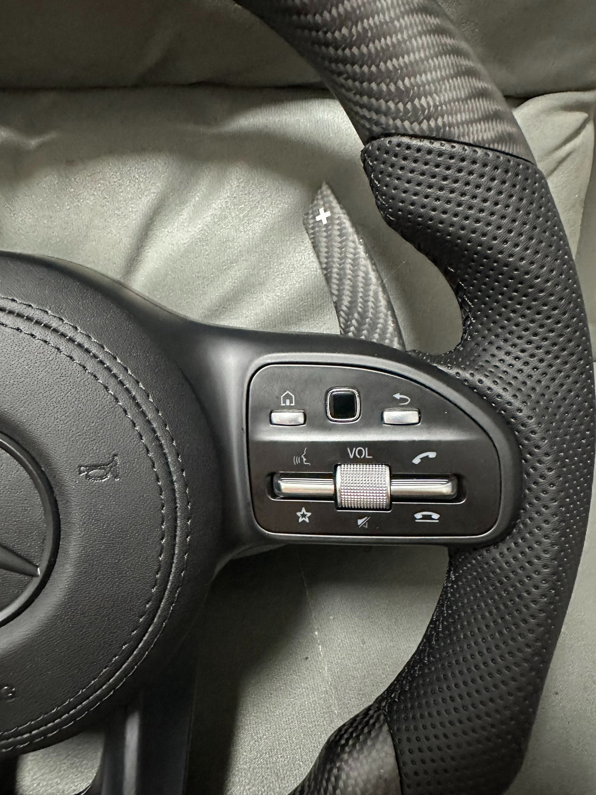 Volante Mercedes-AMG Performance en Acabado Carbono, Cuero Perforado, Levas y Multifunción