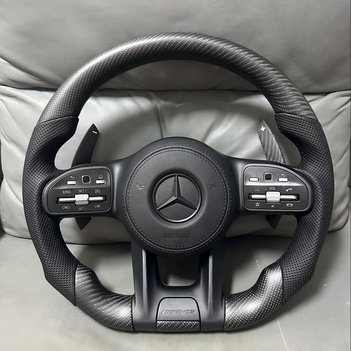 Volante Mercedes-AMG Performance en Acabado Carbono, Cuero Perforado, Levas y Multifunción
