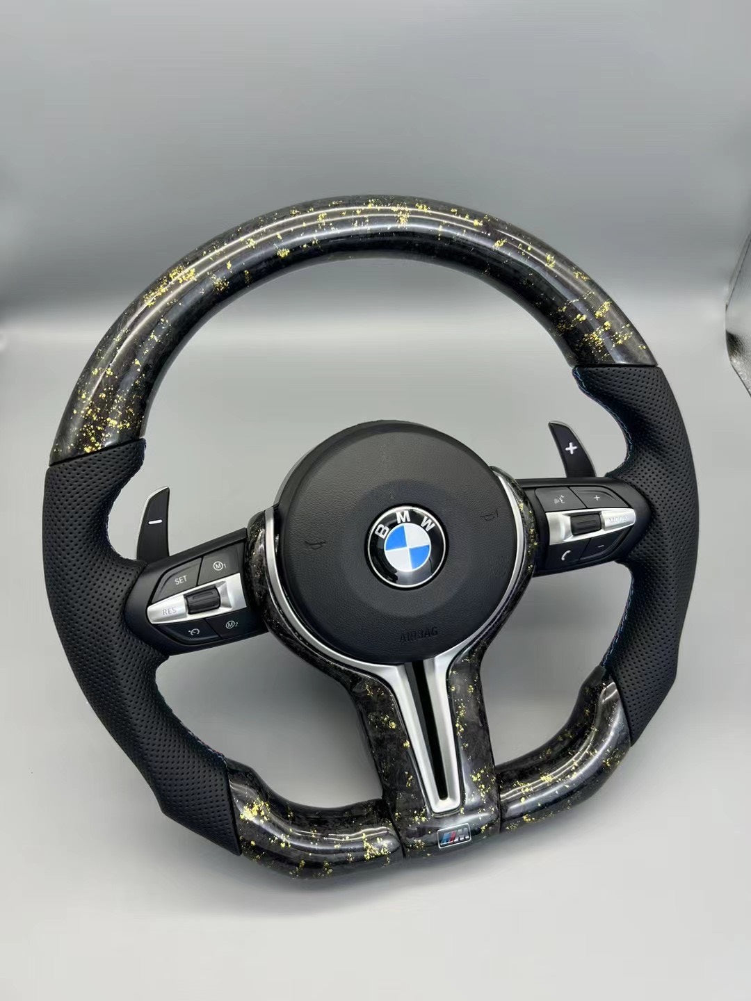 Volante BMW M Performance en Fibra de Carbono con Detalles Dorados, Cuero Perforado, Levas y M1/M2