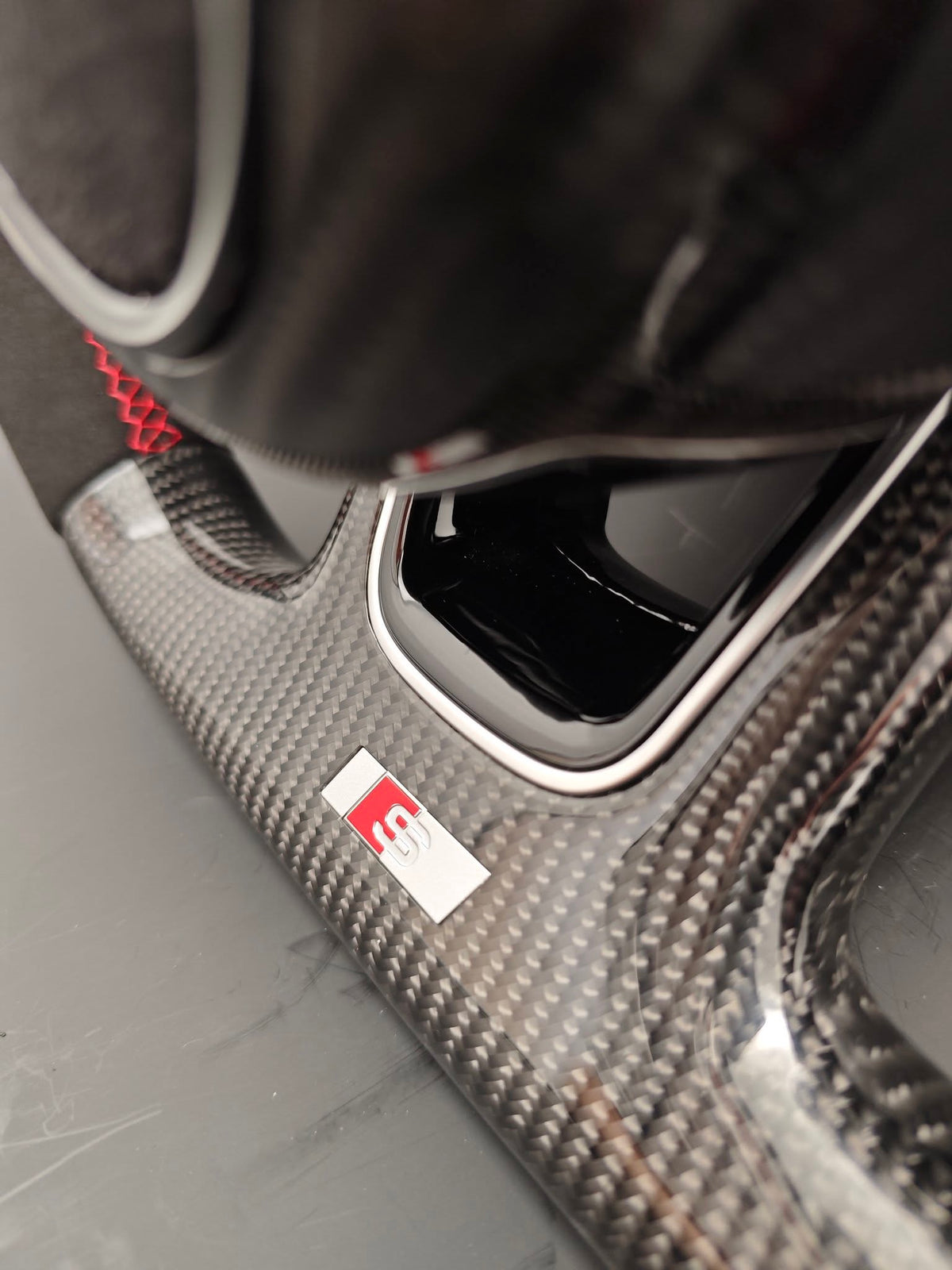 Volante Audi RS Performance Carbono + Alcantara con Pantalla, Levas y Costuras Rojas