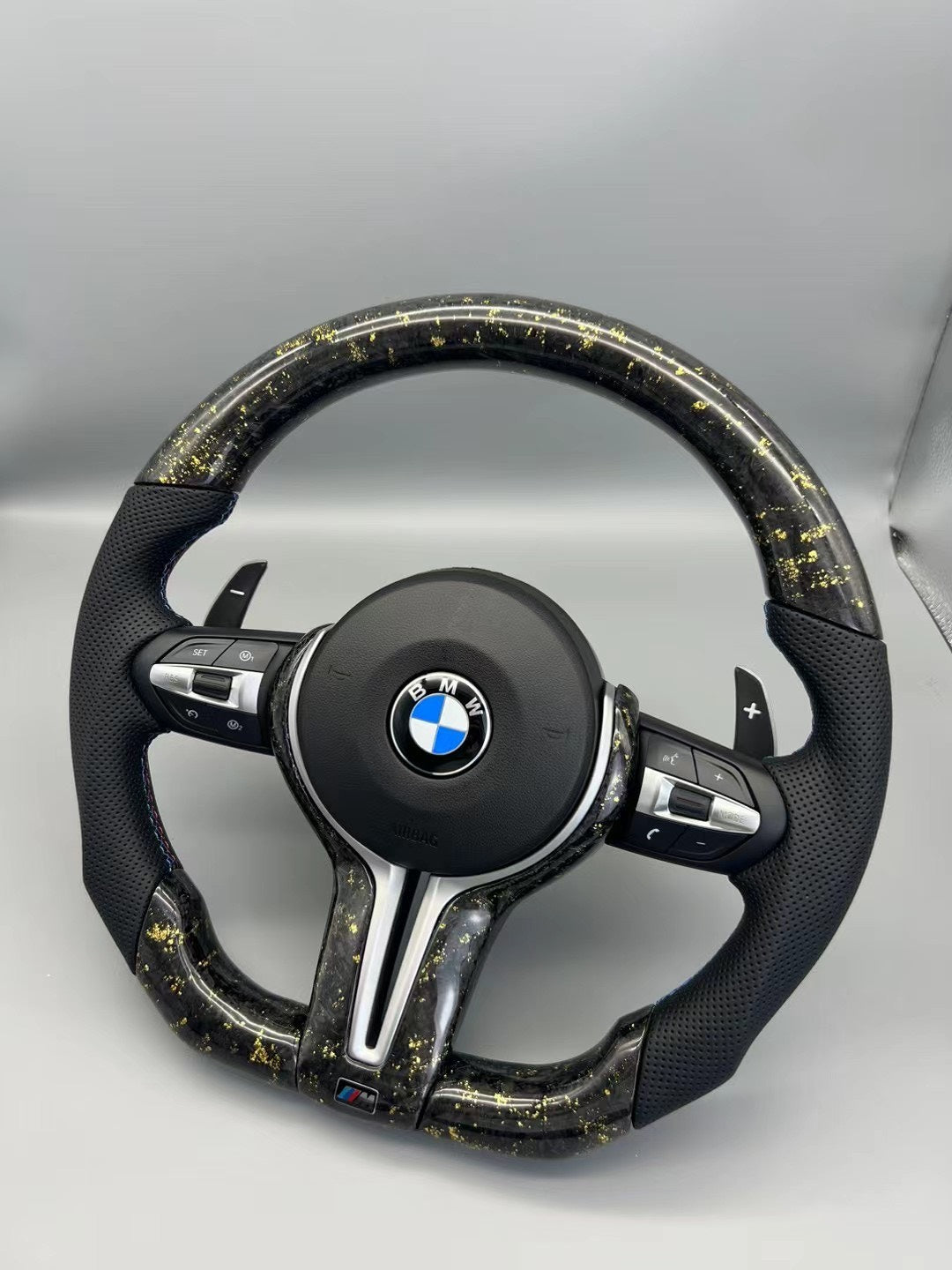 Volante BMW M Performance en Fibra de Carbono con Detalles Dorados, Cuero Perforado, Levas y M1/M2
