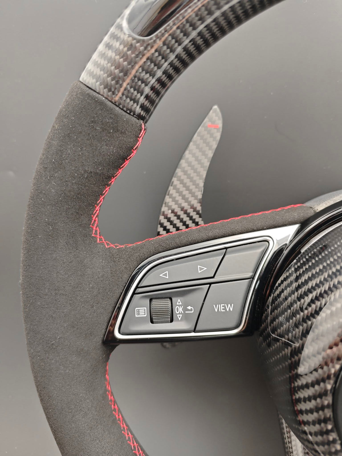 Volante Audi RS Performance Carbono + Alcantara con Pantalla, Levas y Costuras Rojas