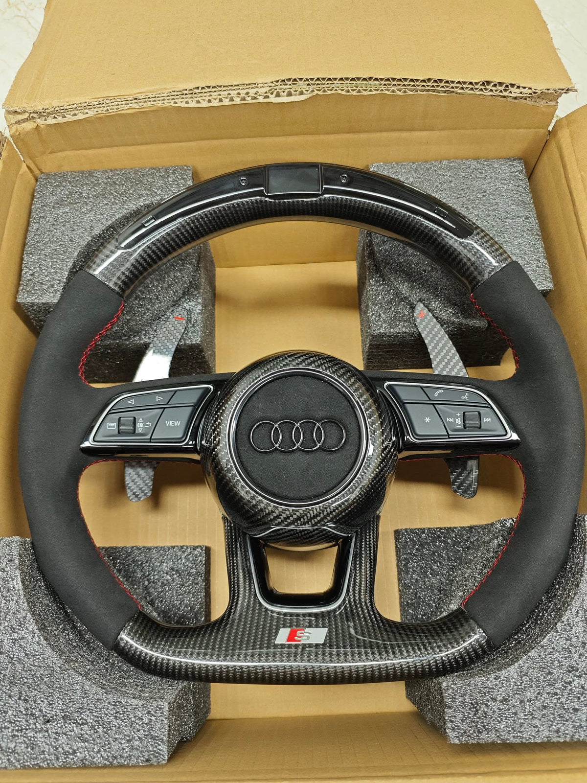 Volante Audi RS Performance Carbono + Alcantara con Pantalla, Levas y Costuras Rojas