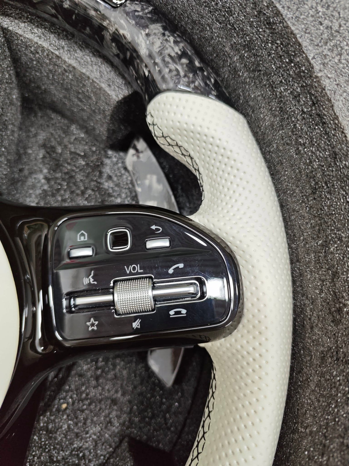 Volante Mercedes-AMG Performance Blanco | Cuero Perforado, Carbono y Display LED