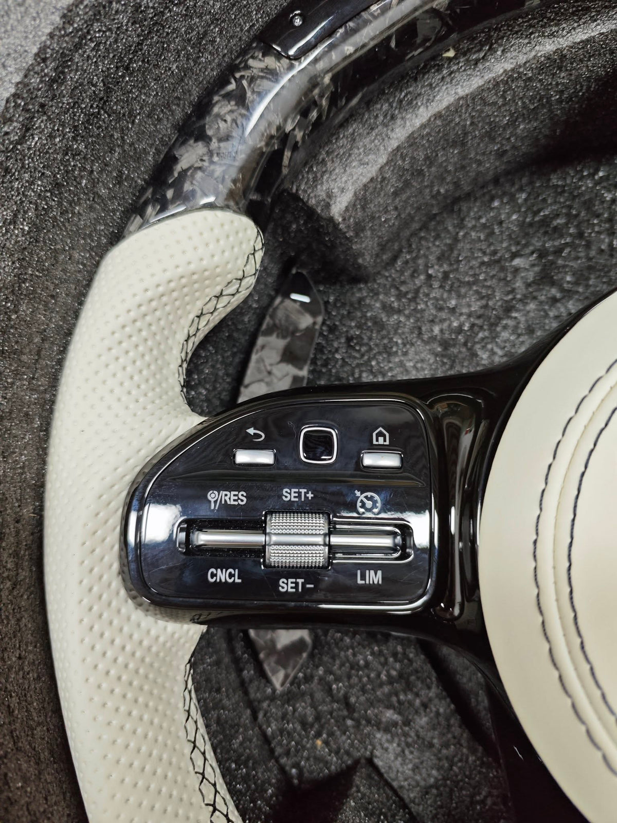 Volante Mercedes-AMG Performance Blanco | Cuero Perforado, Carbono y Display LED