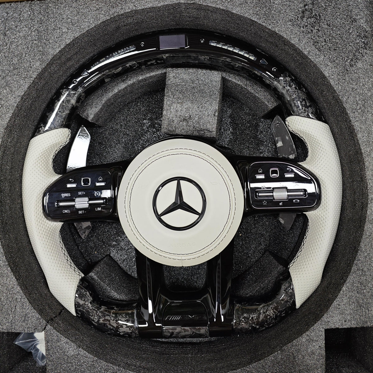 Volante Mercedes-AMG Performance Blanco | Cuero Perforado, Carbono y Display LED