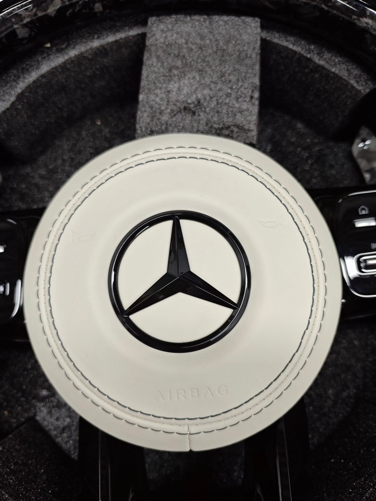 Volante Mercedes-AMG Performance Blanco | Cuero Perforado, Carbono y Display LED