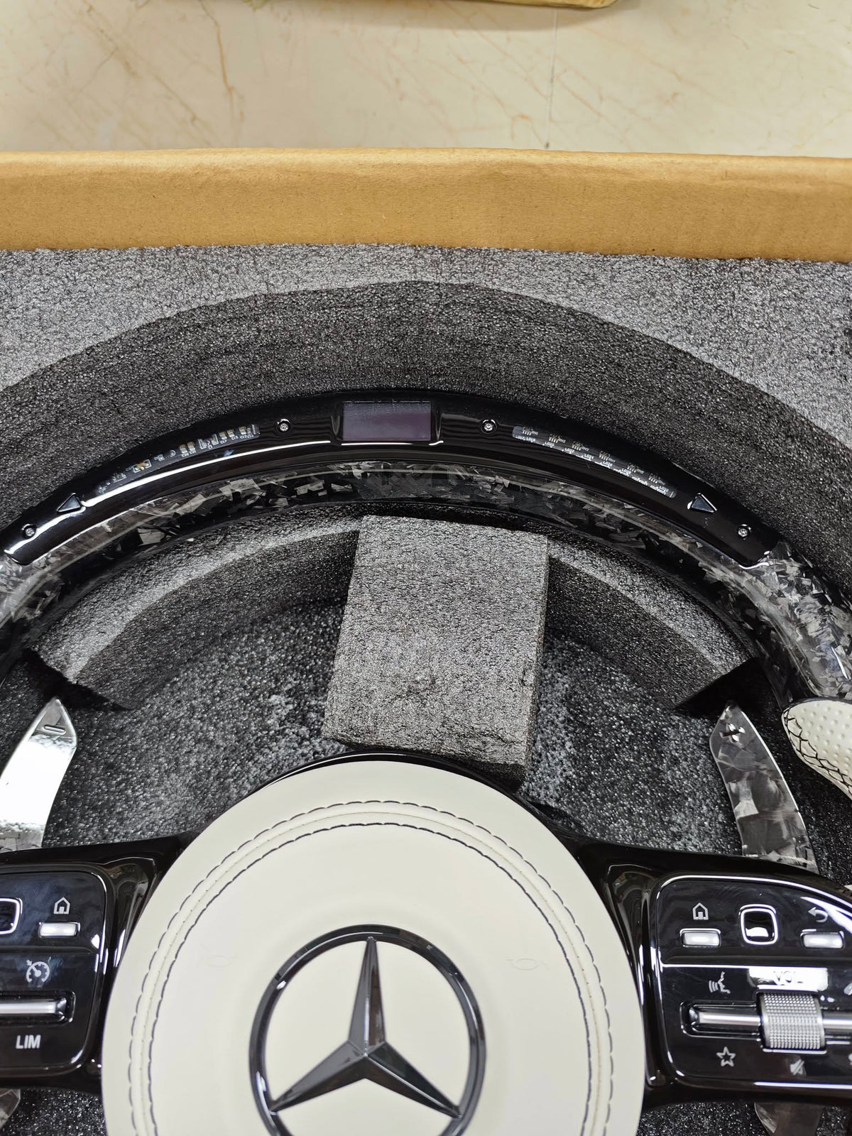 Volante Mercedes-AMG Performance Blanco | Cuero Perforado, Carbono y Display LED