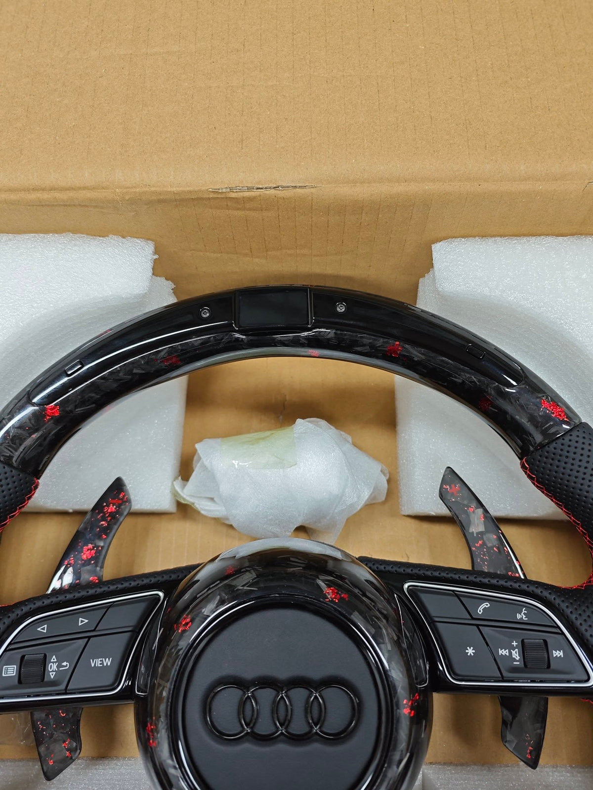 Volante Audi RS Performance en Fibra de Carbono, Cuero Perforado, Levas y Multifunción con Detalles Rojos