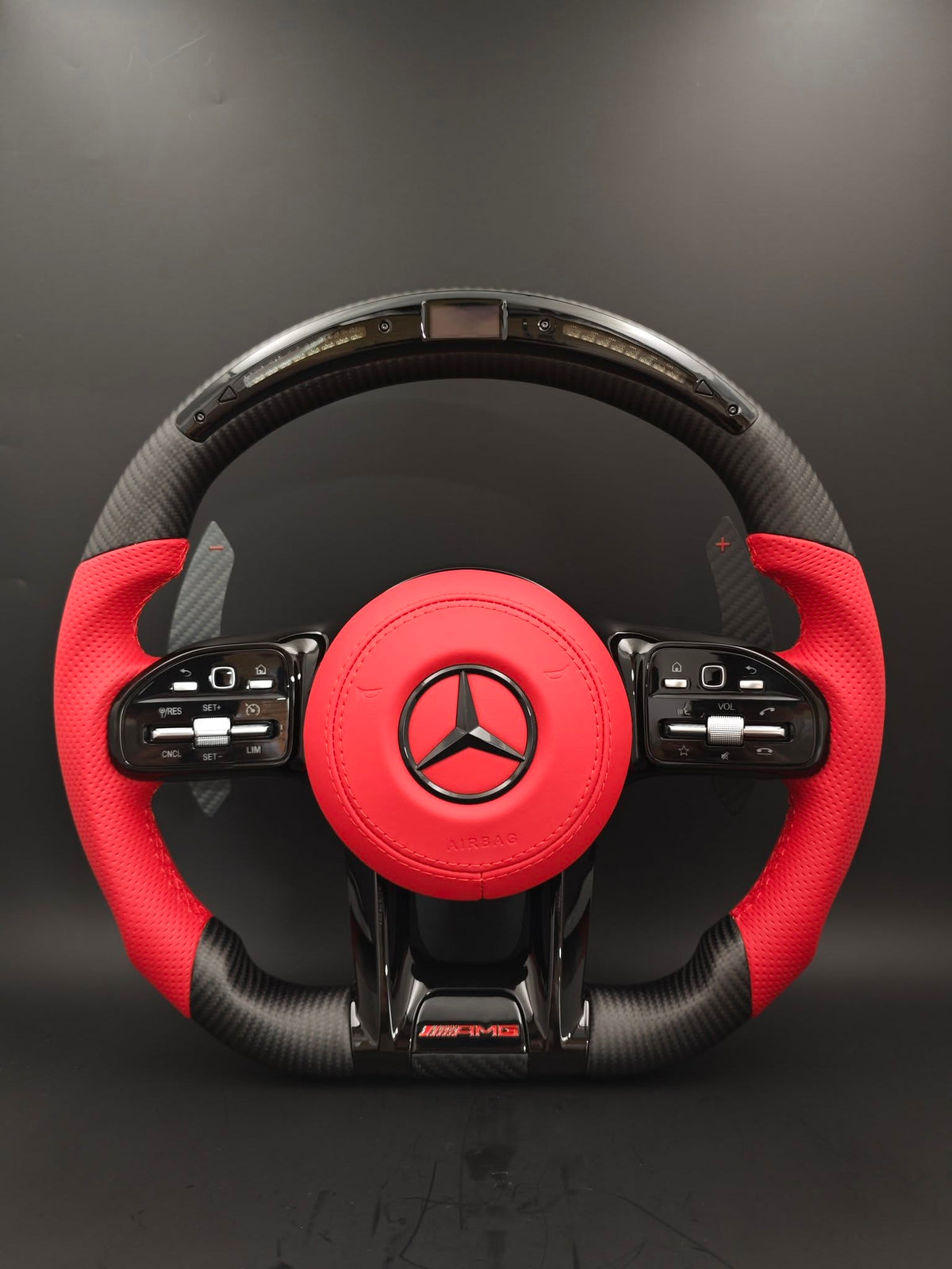 Volante Mercedes-AMG Performance en Fibra de Carbono, Cuero Rojo Perforado y Levas