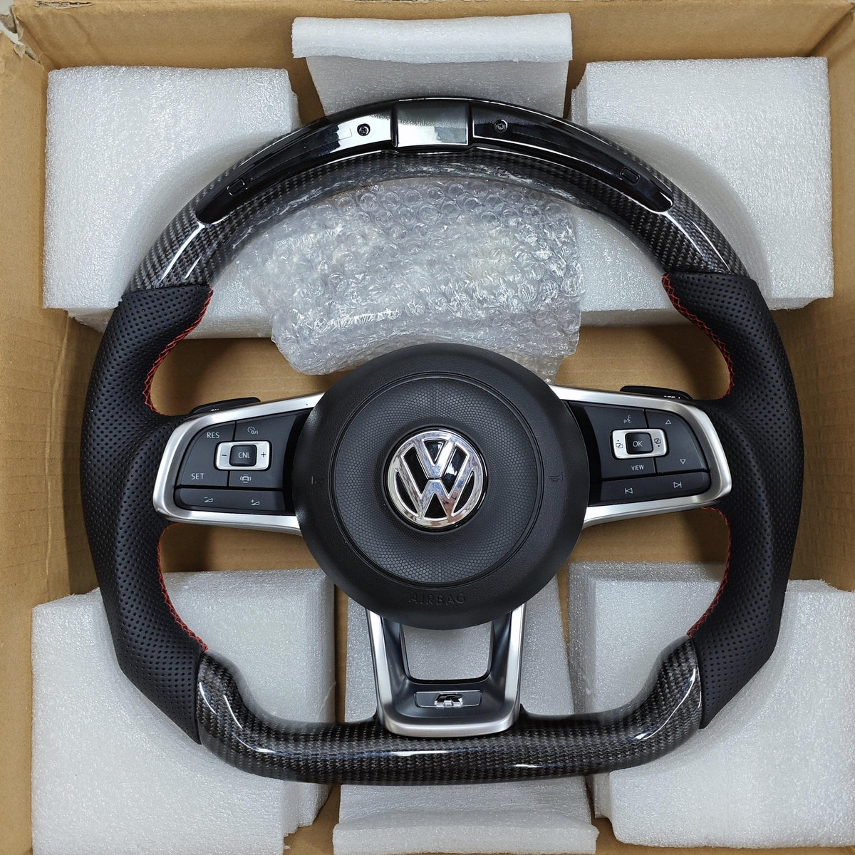 Volante Volkswagen GTI en Fibra de Carbono y Cuero Perforado con Levas, Multifunción y Costuras Rojas