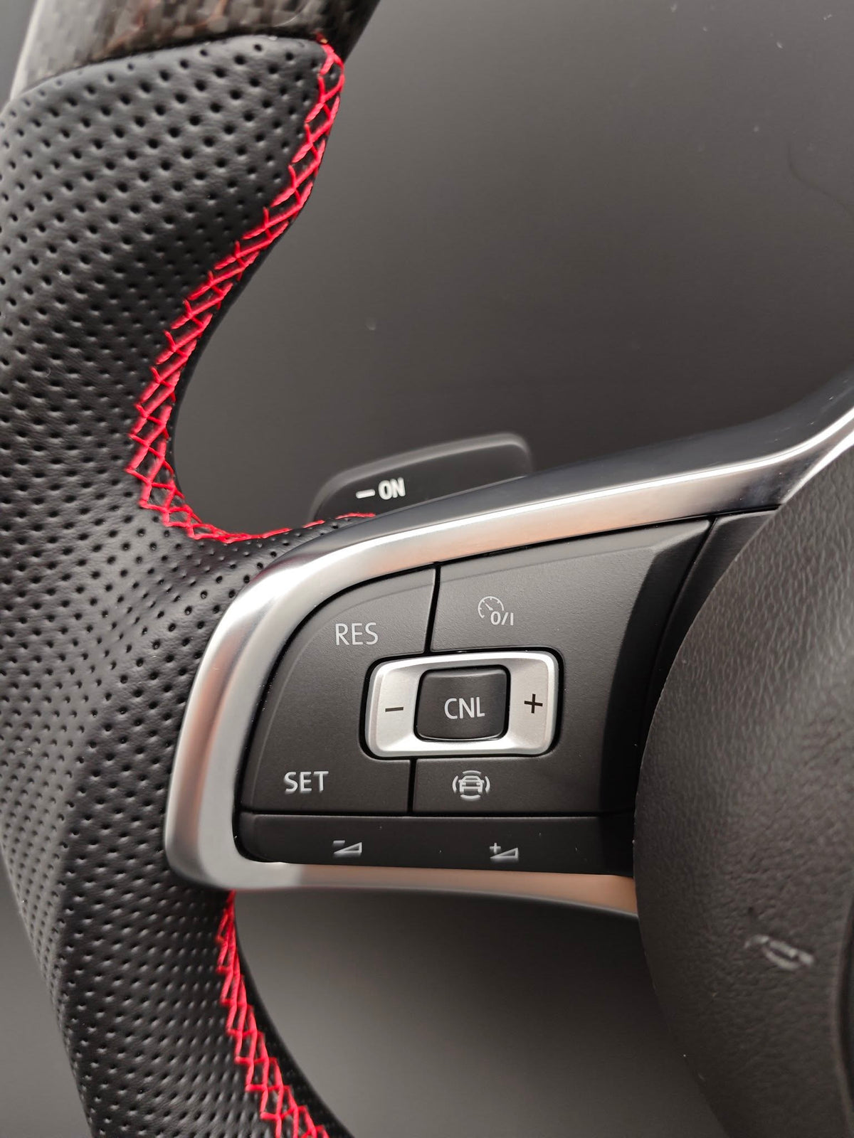 Volante Volkswagen GTI en Fibra de Carbono y Cuero Perforado con Levas, Multifunción y Costuras Rojas