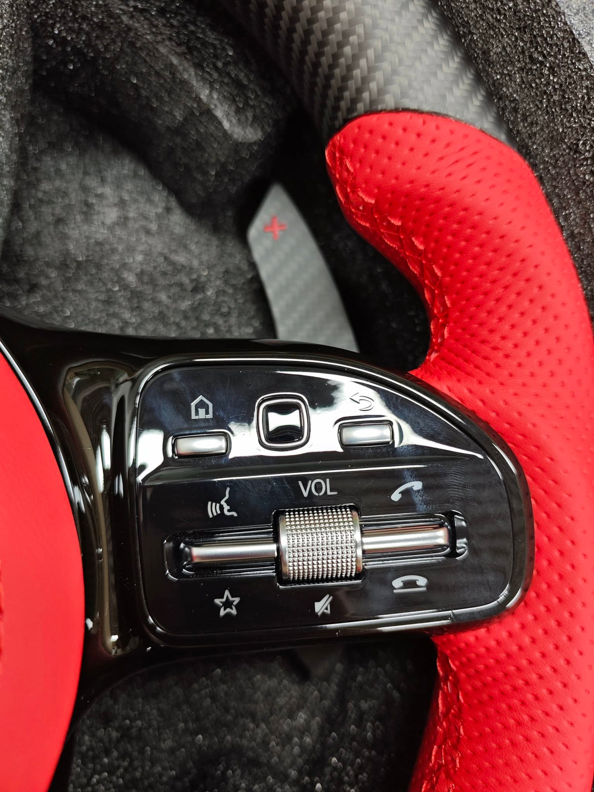 Volante Mercedes-AMG Performance en Fibra de Carbono, Cuero Rojo Perforado y Levas