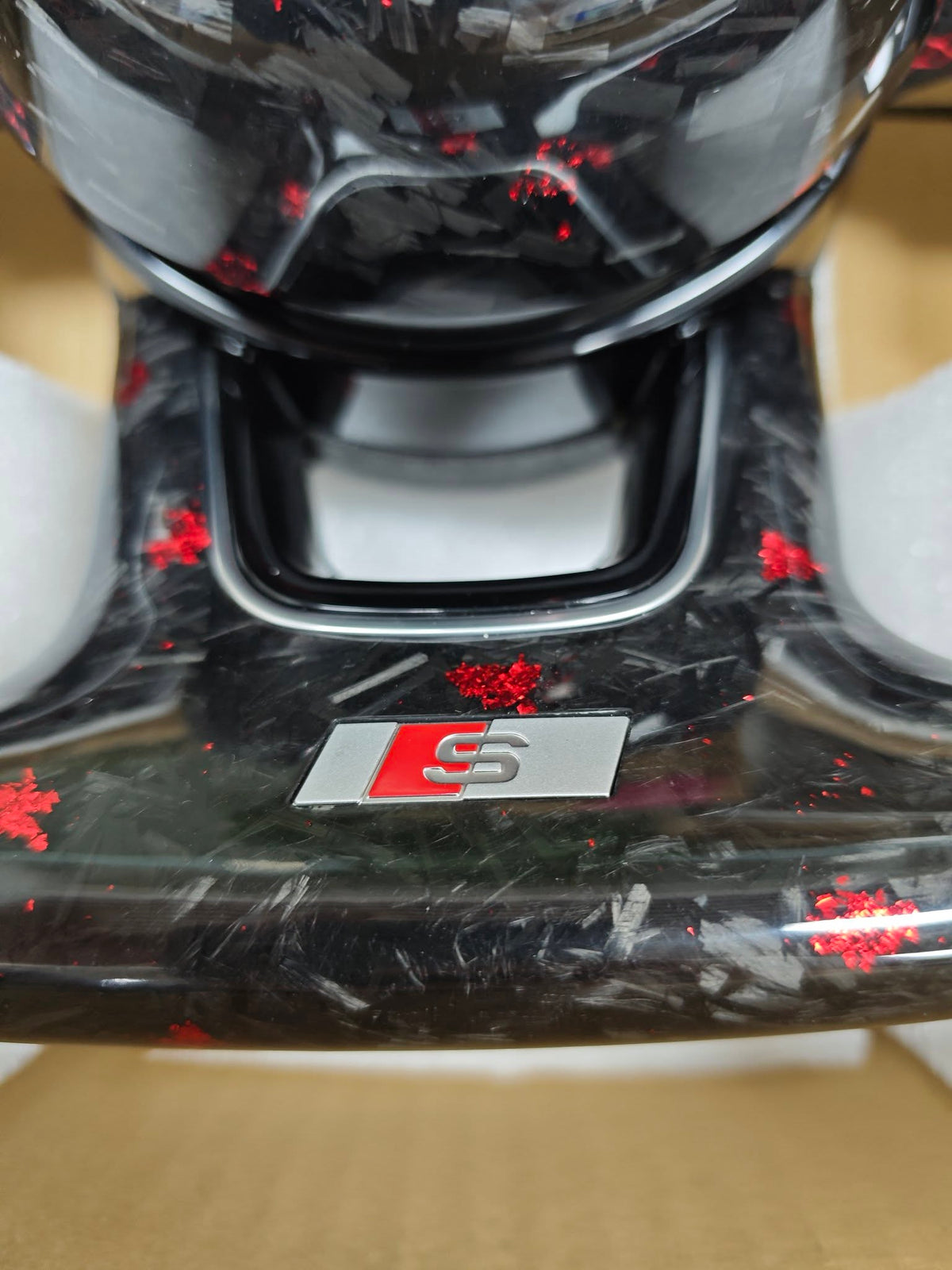 Volante Audi RS Performance en Fibra de Carbono, Cuero Perforado, Levas y Multifunción con Detalles Rojos