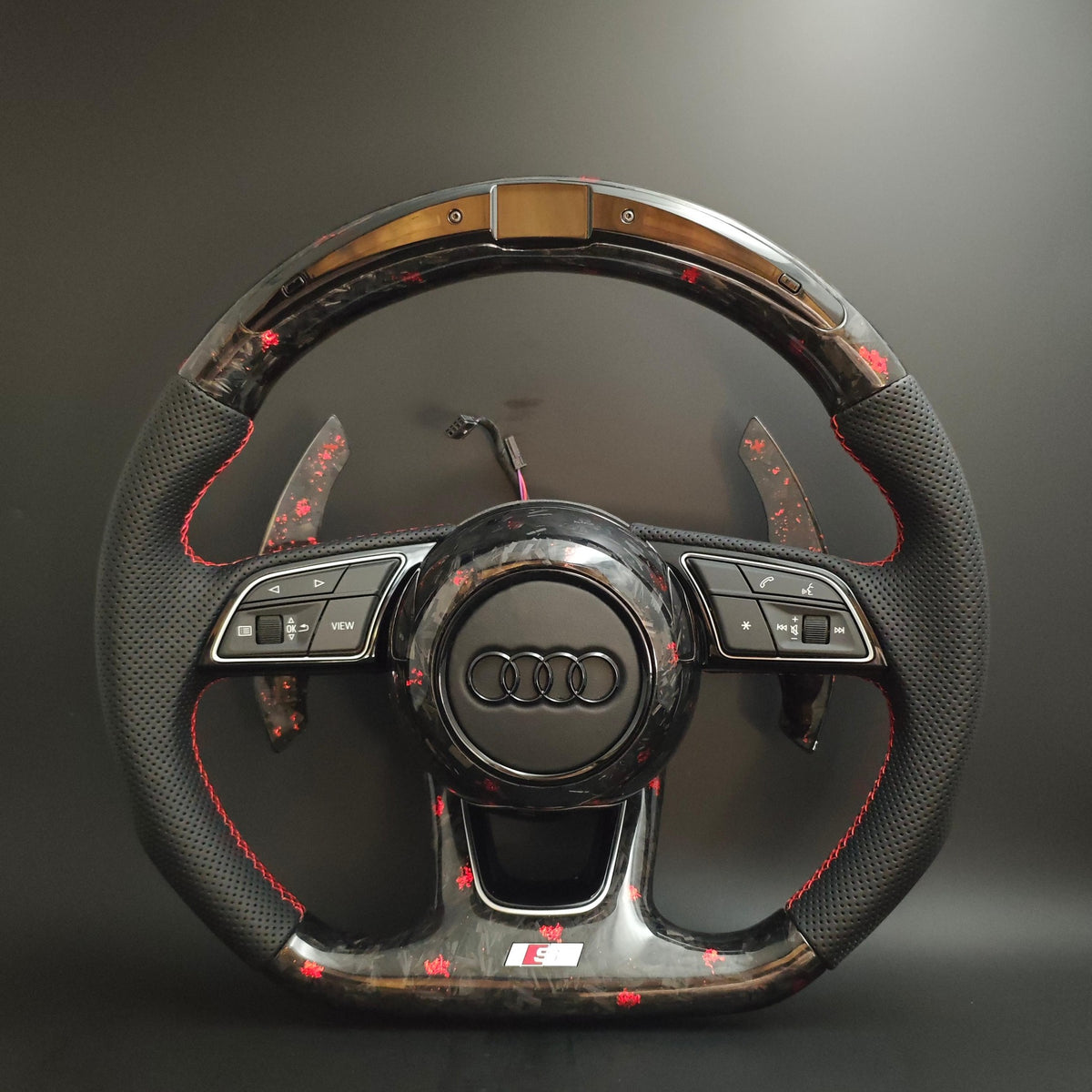 Volante Audi RS Performance en Fibra de Carbono, Cuero Perforado, Levas y Multifunción con Detalles Rojos