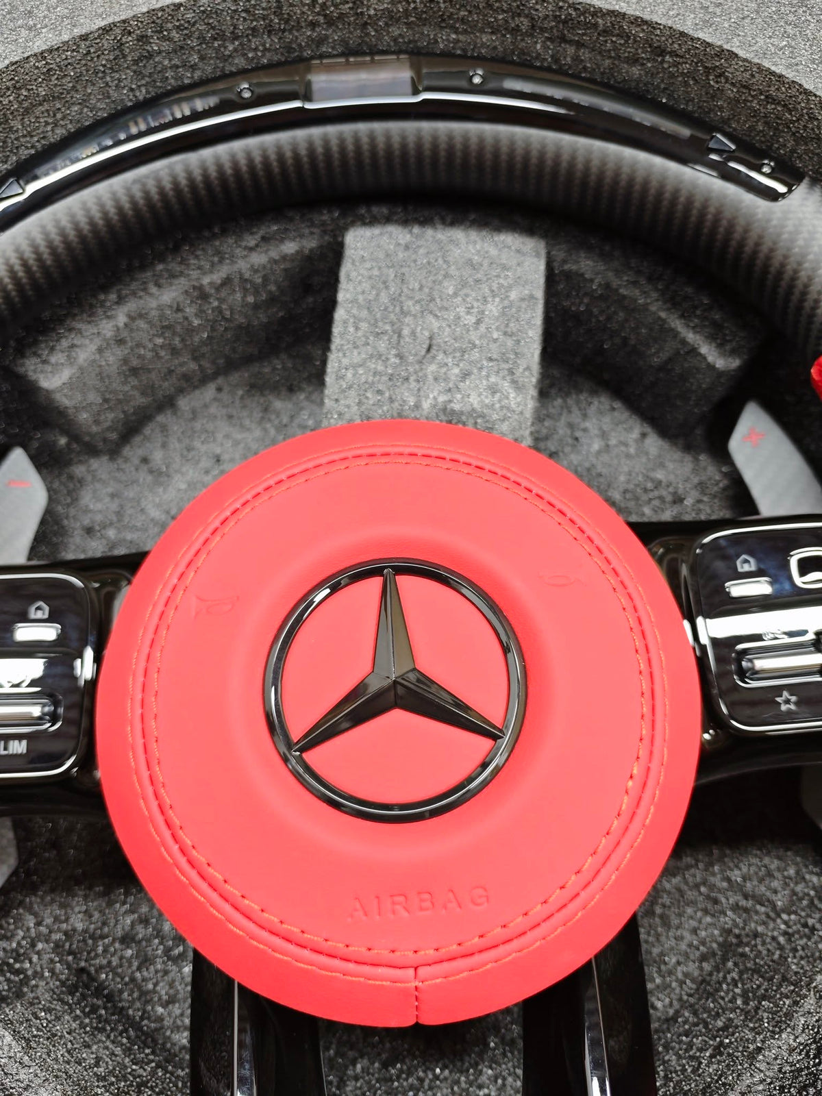 Volante Mercedes-AMG Performance en Fibra de Carbono, Cuero Rojo Perforado y Levas
