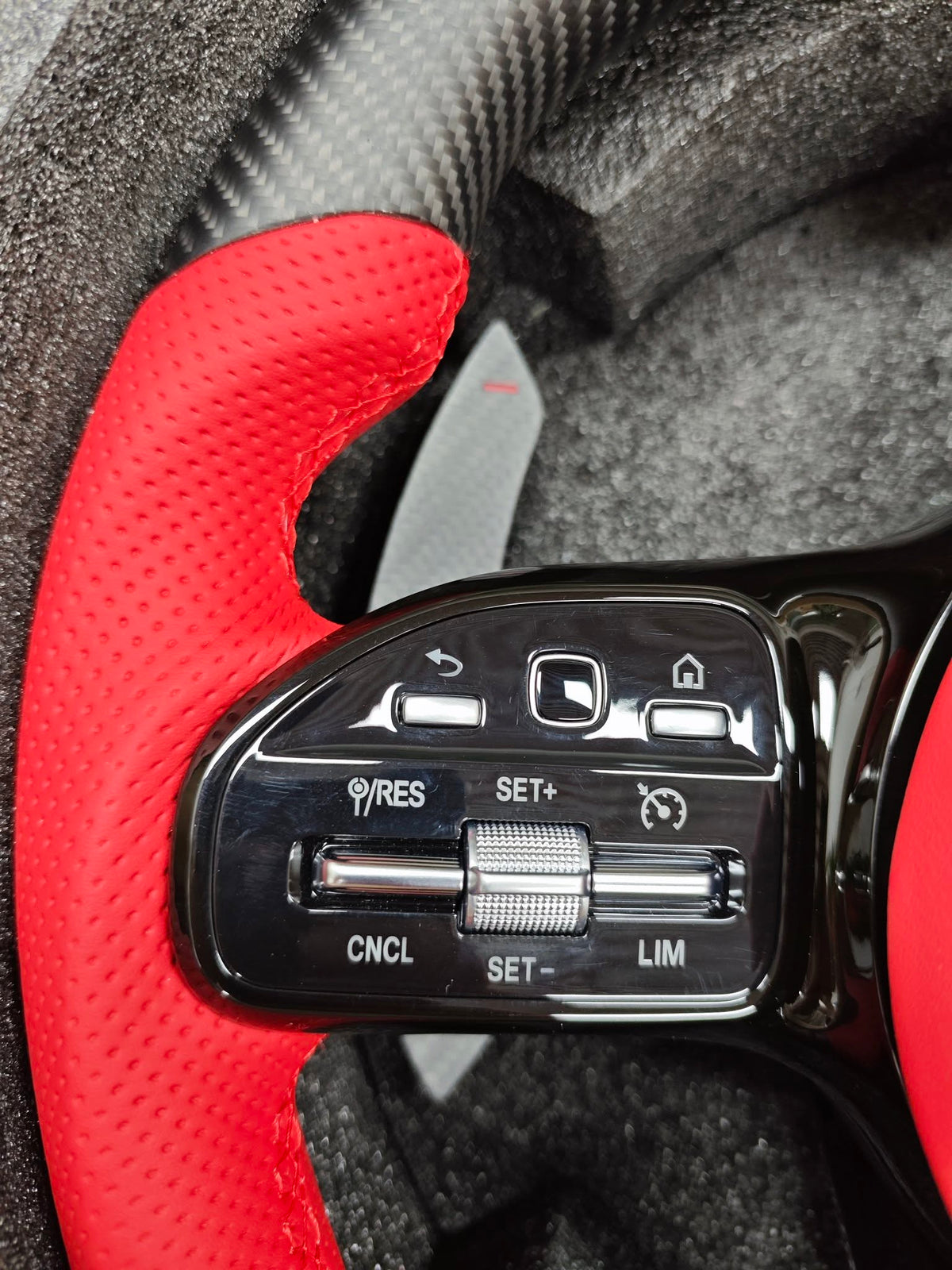 Volante Mercedes-AMG Performance en Fibra de Carbono, Cuero Rojo Perforado y Levas