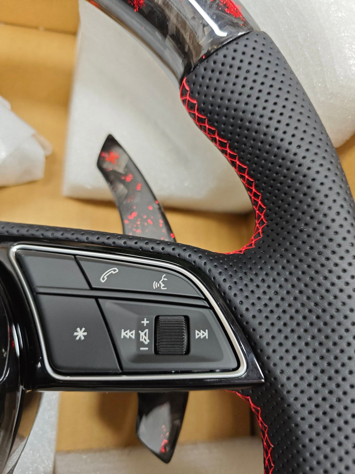 Volante Audi RS Performance en Fibra de Carbono, Cuero Perforado, Levas y Multifunción con Detalles Rojos