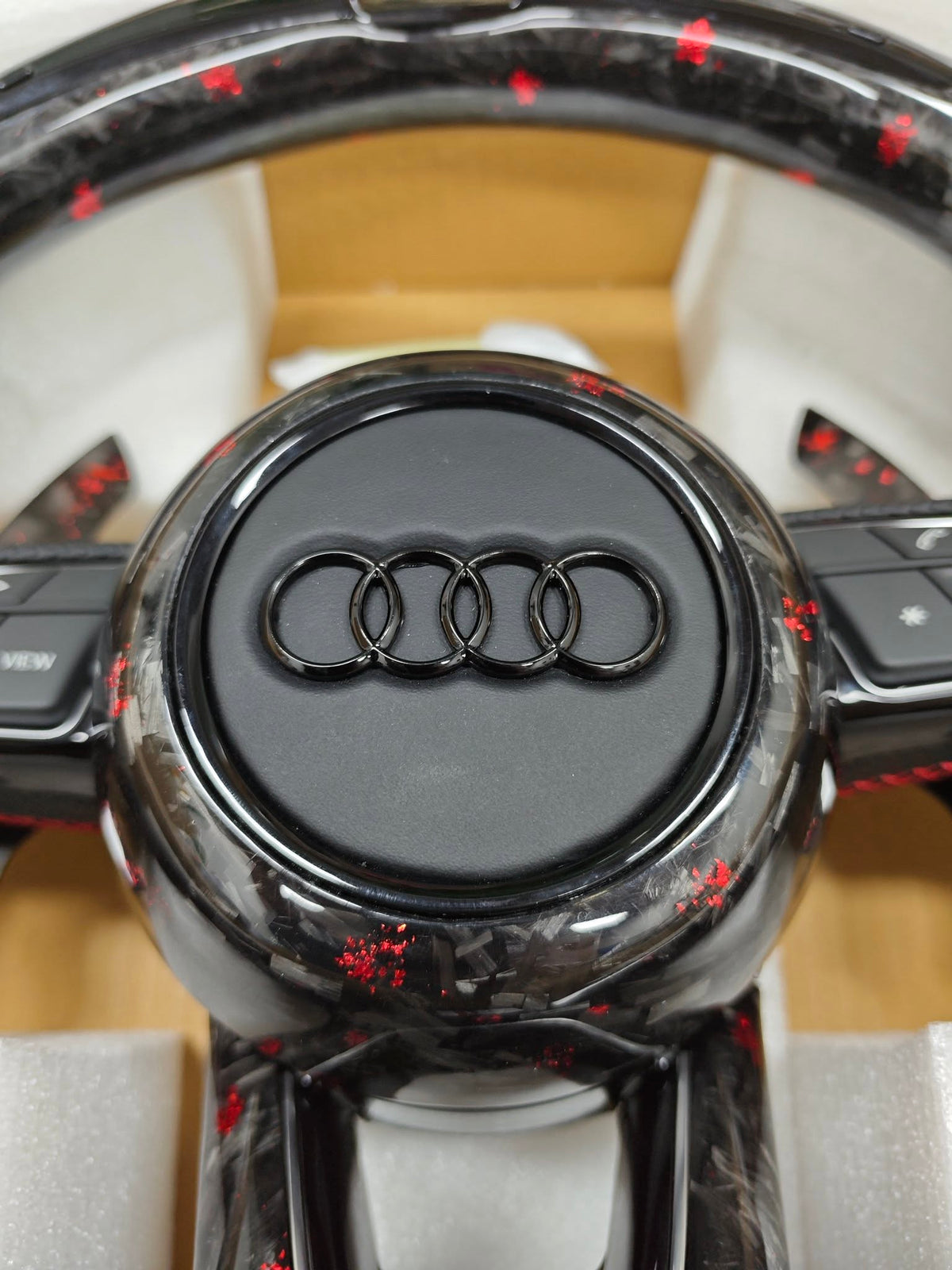 Volante Audi RS Performance en Fibra de Carbono, Cuero Perforado, Levas y Multifunción con Detalles Rojos