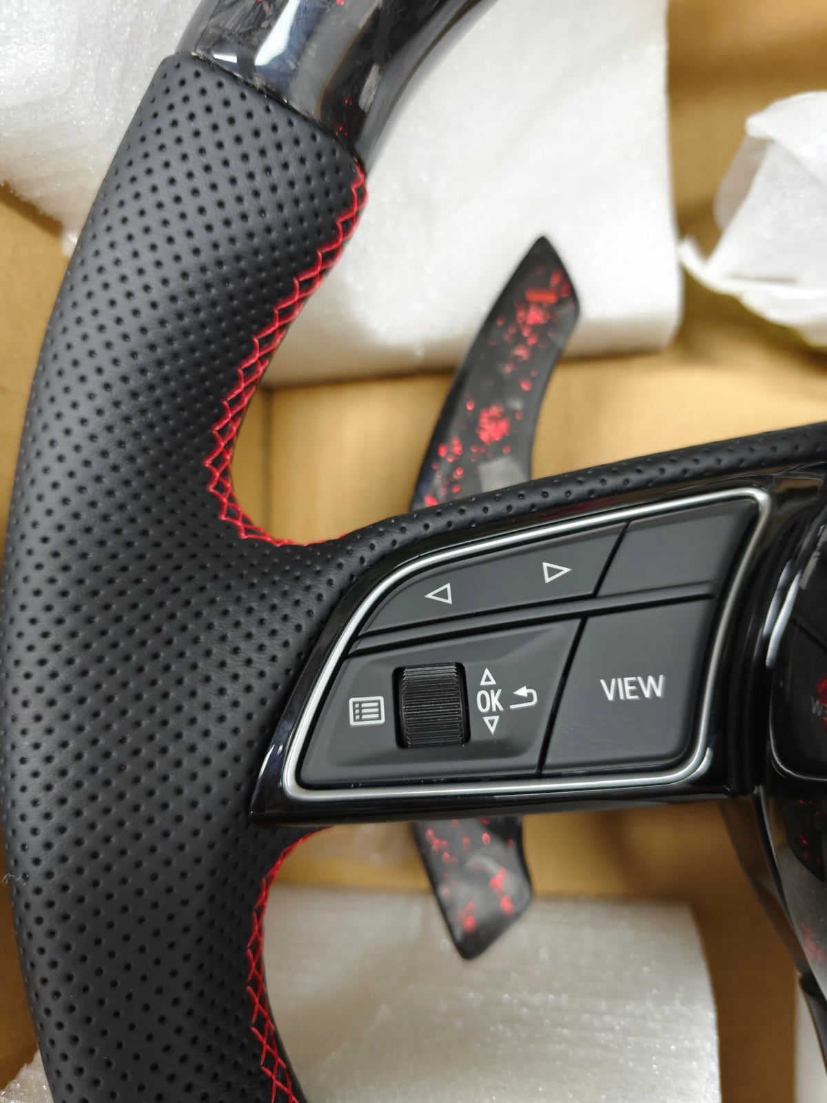 Volante Audi RS Performance en Fibra de Carbono, Cuero Perforado, Levas y Multifunción con Detalles Rojos