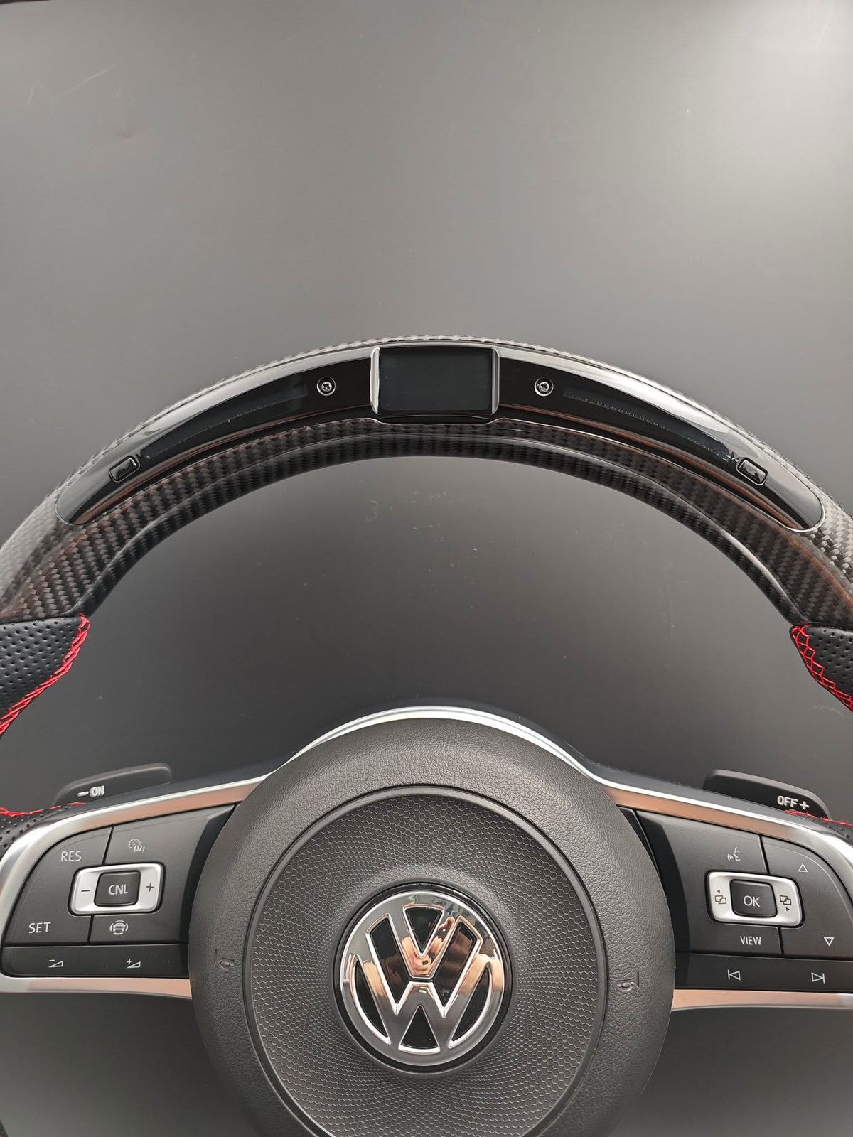 Volante Volkswagen GTI en Fibra de Carbono y Cuero Perforado con Levas, Multifunción y Costuras Rojas