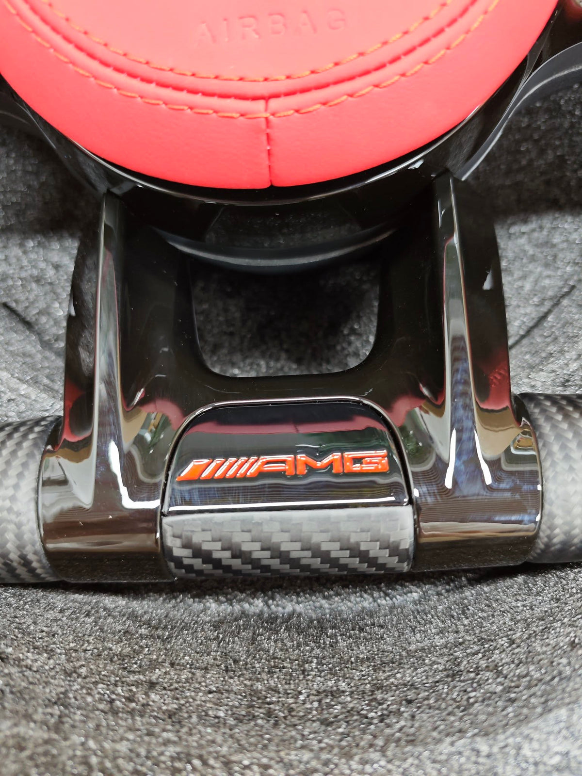 Volante Mercedes-AMG Performance en Fibra de Carbono, Cuero Rojo Perforado y Levas