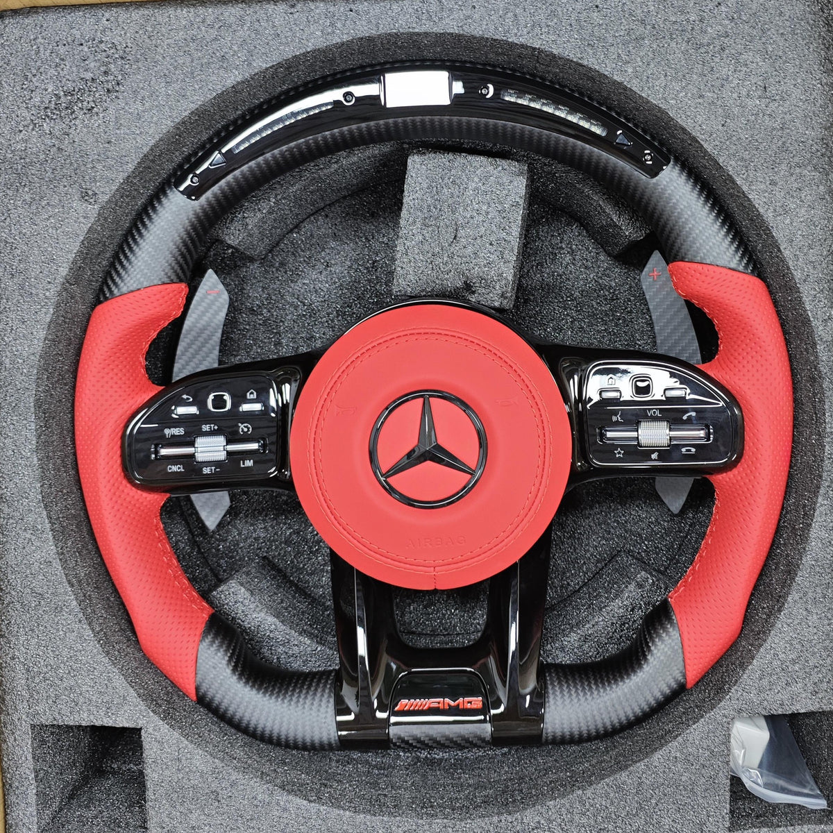 Volante Mercedes-AMG Performance en Fibra de Carbono, Cuero Rojo Perforado y Levas