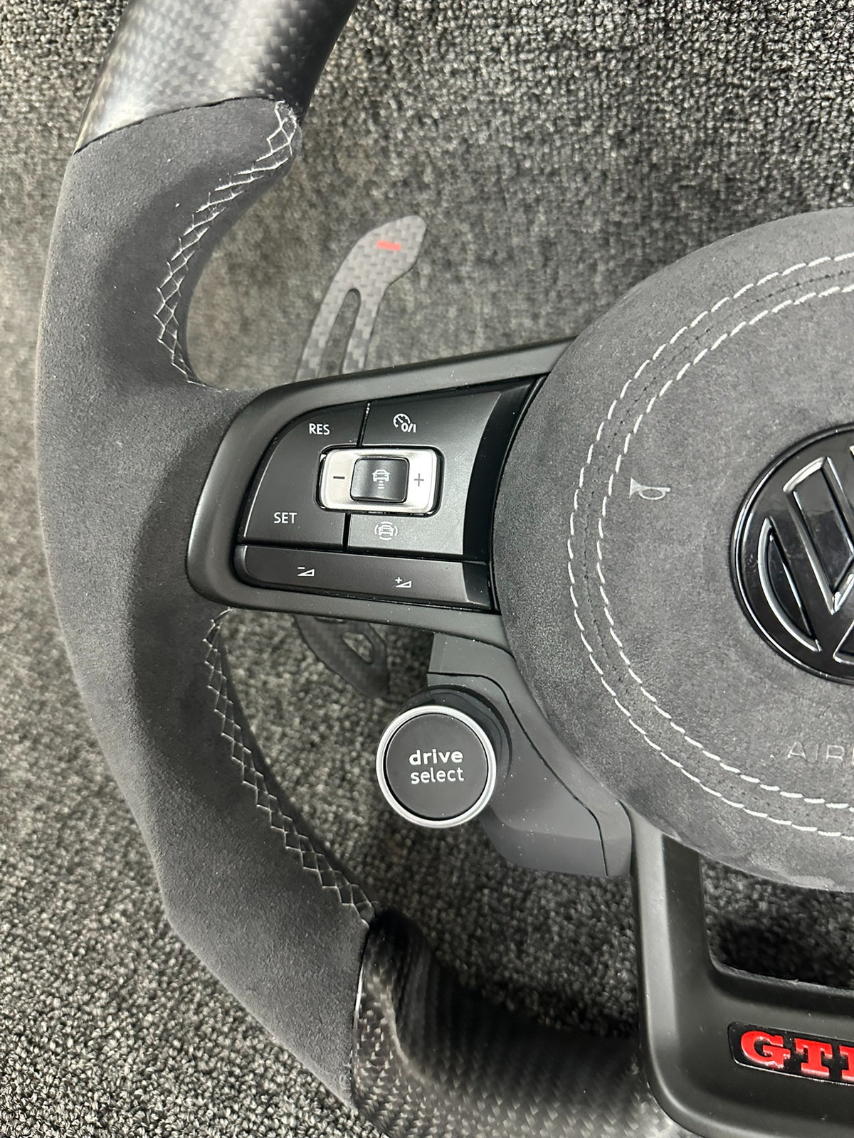 Volante Volkswagen Golf GTI Performance en Fibra de Carbono y Alcantara con Levas, Multifunción, Drive Select y Start/Stop