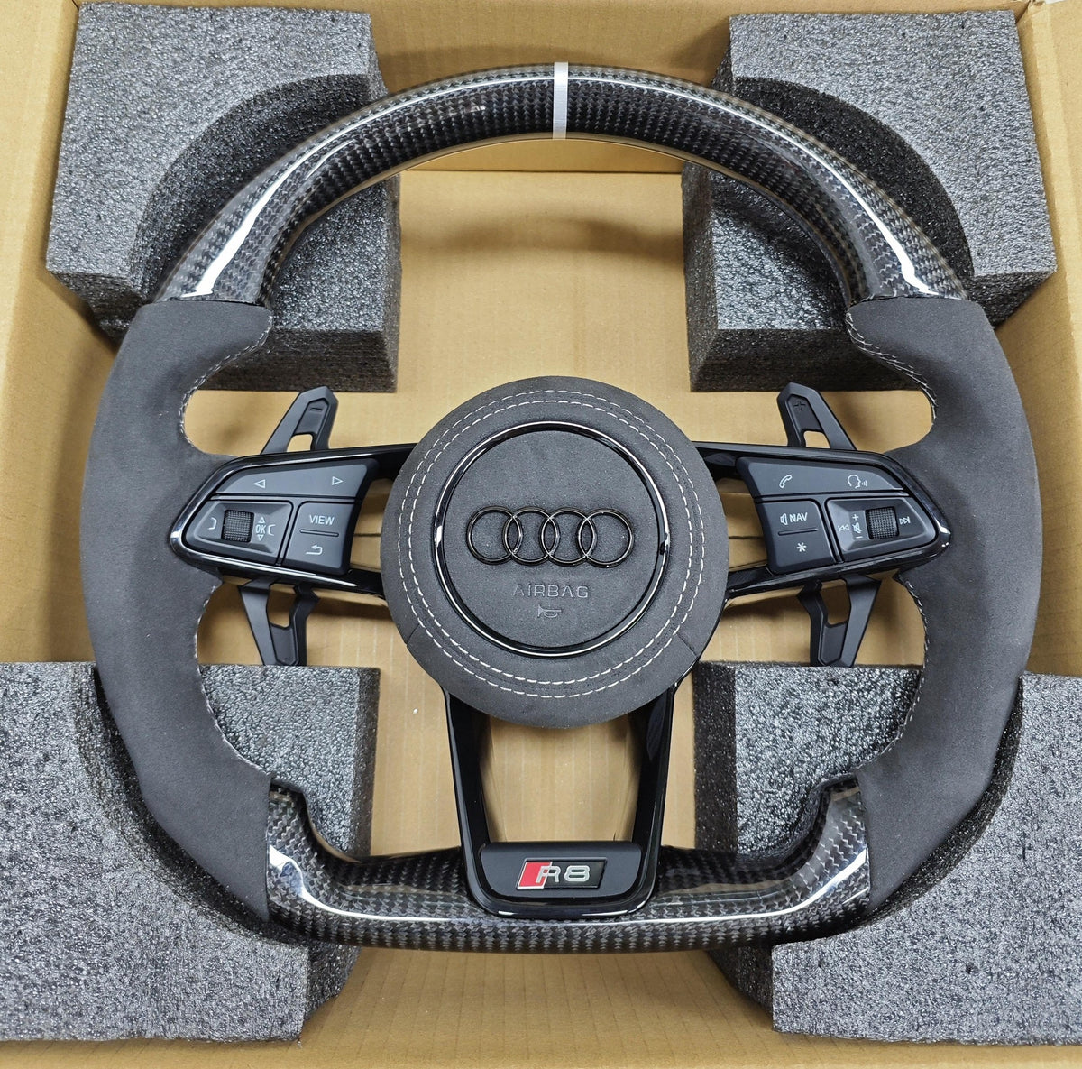 Volante Audi RS Performance en Fibra de Carbono y Alcantara con Levas, Multifunción y Costuras Blancas