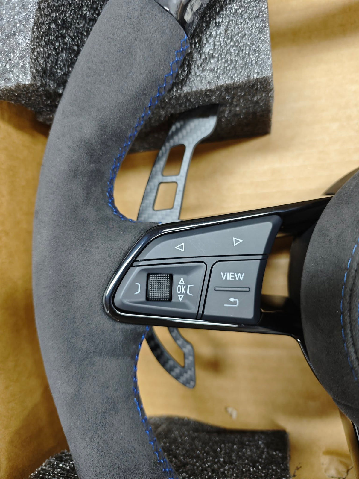 Volante Volkswagen R en Fibra de Carbono y Alcantara con Levas, Multifunción y Costuras Azules