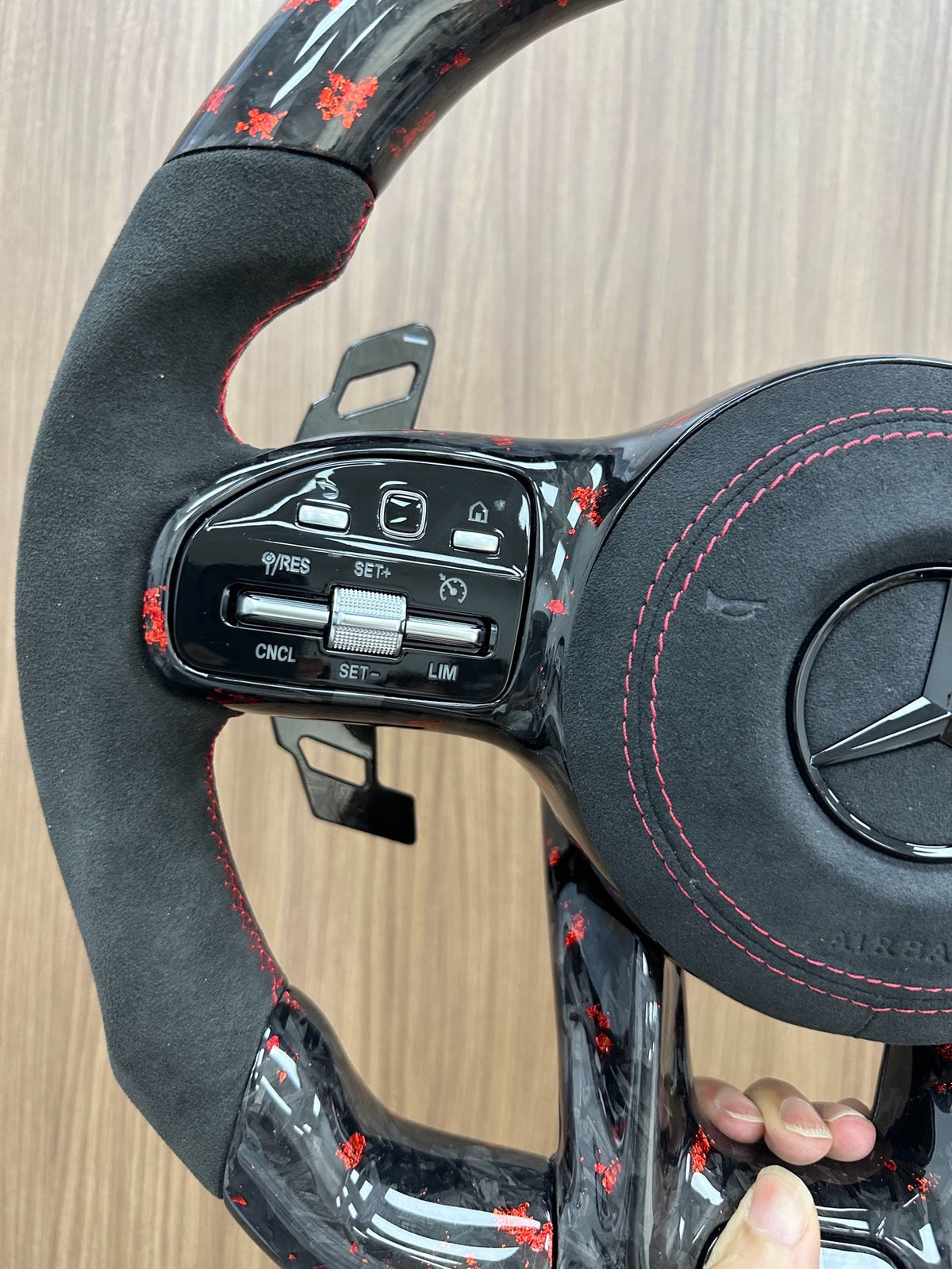 Volante Mercedes-AMG Performance en Carbono Negro con Detalles Rojos, Microfibra, Pantalla LED, Levas y Multifunción