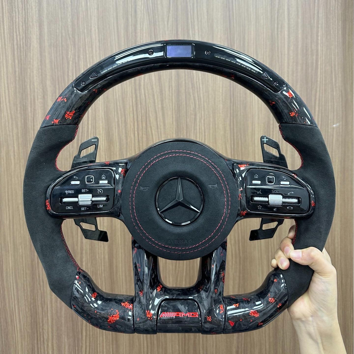 Volante Mercedes-AMG Performance en Carbono Negro con Detalles Rojos, Microfibra, Pantalla LED, Levas y Multifunción