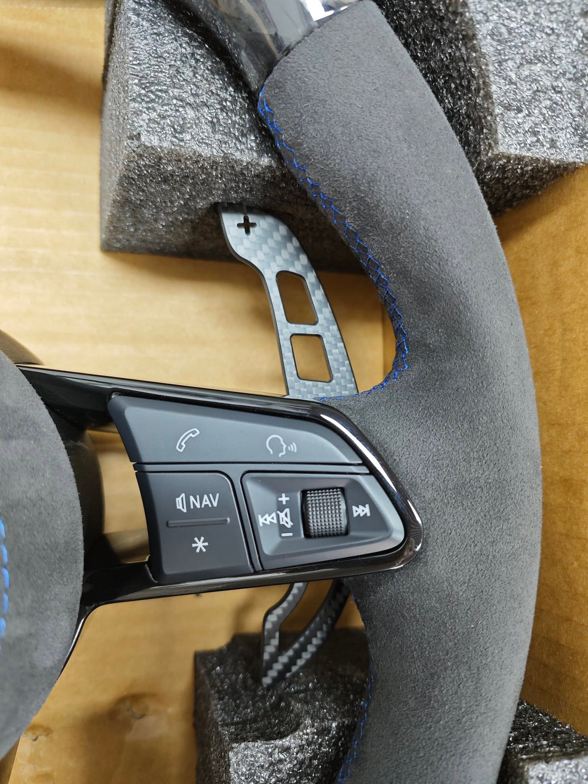 Volante Volkswagen R en Fibra de Carbono y Alcantara con Levas, Multifunción y Costuras Azules