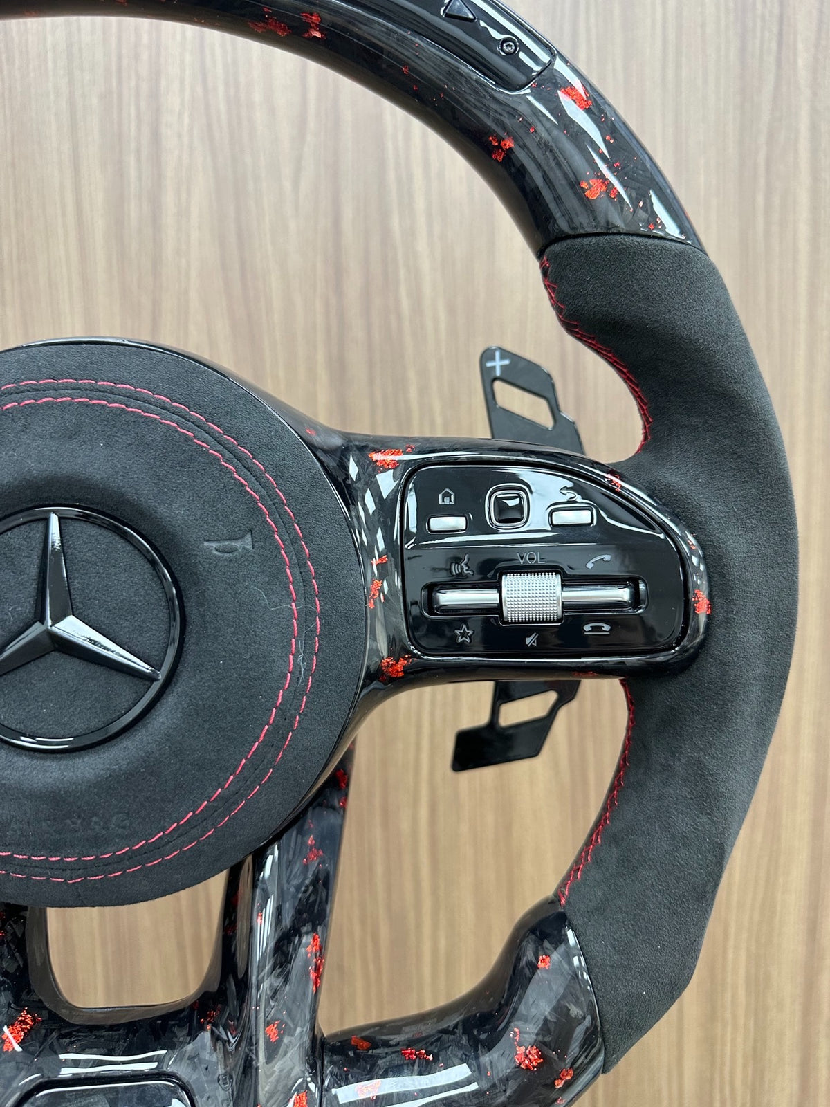 Volante Mercedes-AMG Performance en Carbono Negro con Detalles Rojos, Microfibra, Pantalla LED, Levas y Multifunción