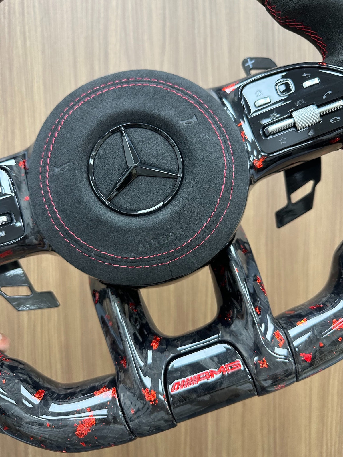 Volante Mercedes-AMG Performance en Carbono Negro con Detalles Rojos, Microfibra, Pantalla LED, Levas y Multifunción
