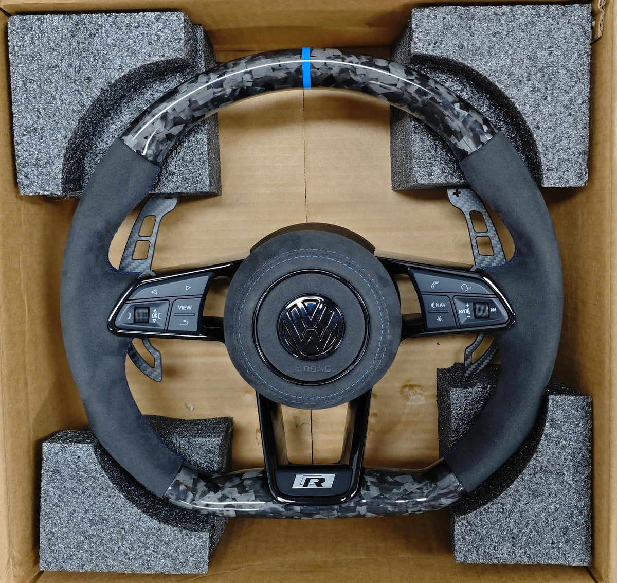 Volante Volkswagen R en Fibra de Carbono y Alcantara con Levas, Multifunción y Costuras Azules